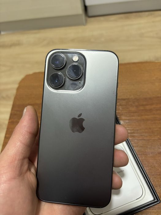 13 про 128  помять состянея идеально