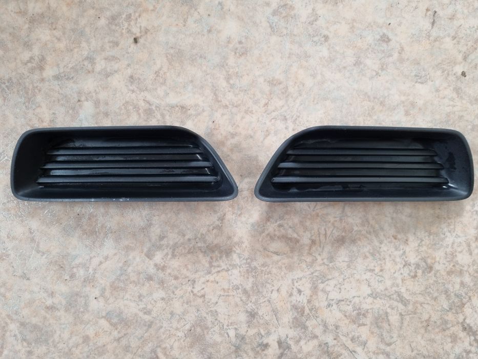 Продам заглушки противотуманных фар на камри 40.