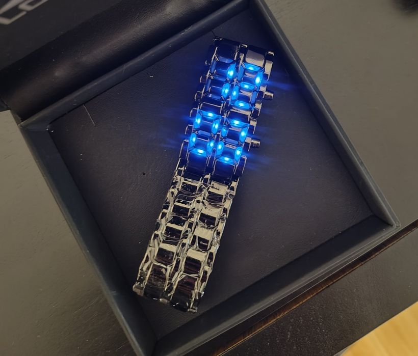 Ceas binar model deosebit