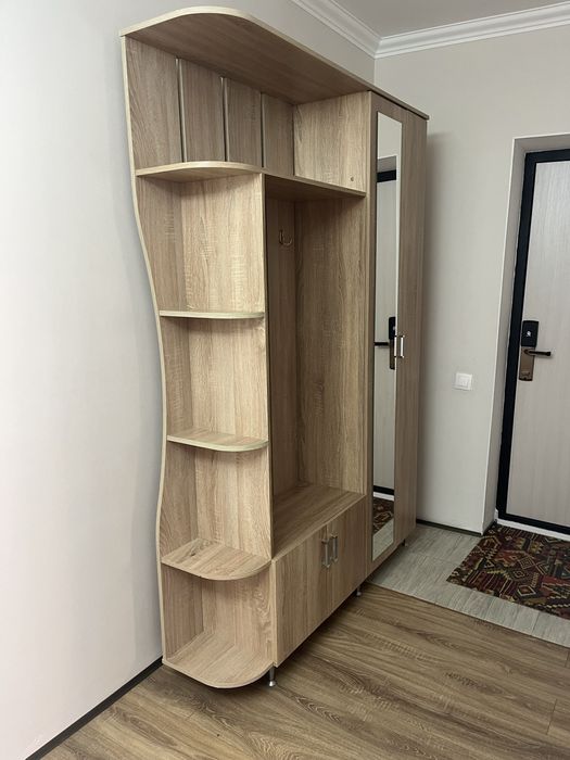 Шкаф мебельный при входе