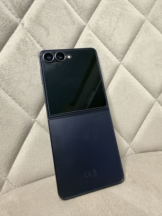 КАТО НОВ ! Samsung Galaxy Z Flip 7 ! Jet black