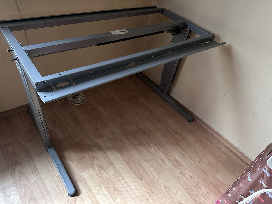 Vand birou reglabil pe inaltime