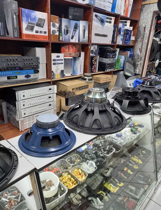 Кабеля шнуры разьемы и звуковое оборудование.