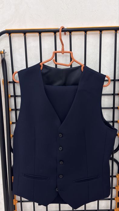 Темно синий костюм