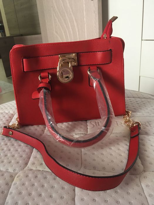 Червена дамска чанта