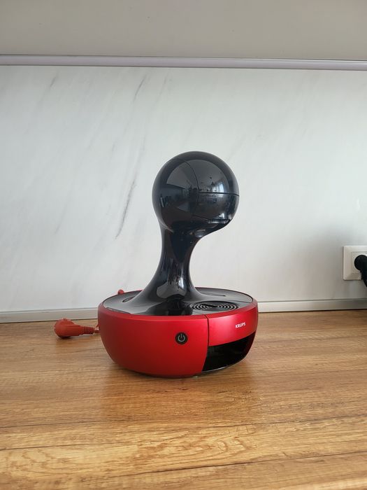 Дизайнерска кафе машина за капсули Nescafe Dolce Gusto Krups Drop в перфектно състояние и сензорни бутони