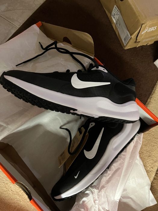 Nike revolution 7 black white