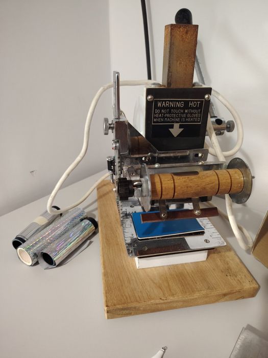 Presa manuala aplicat folie holografica. Folosita pentru voblere