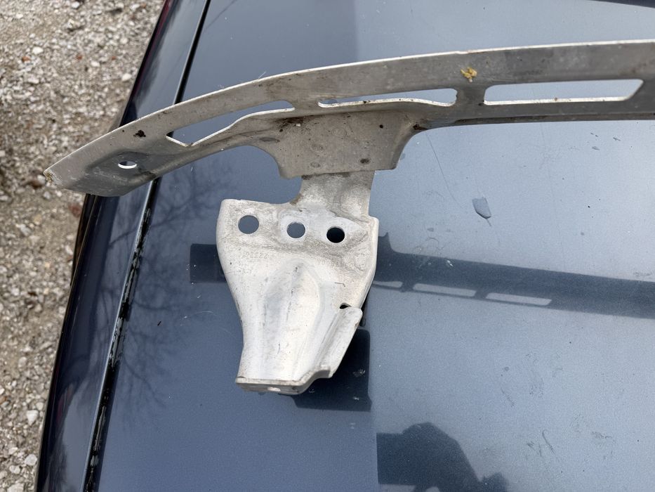 Греда под бронята Tesla Y