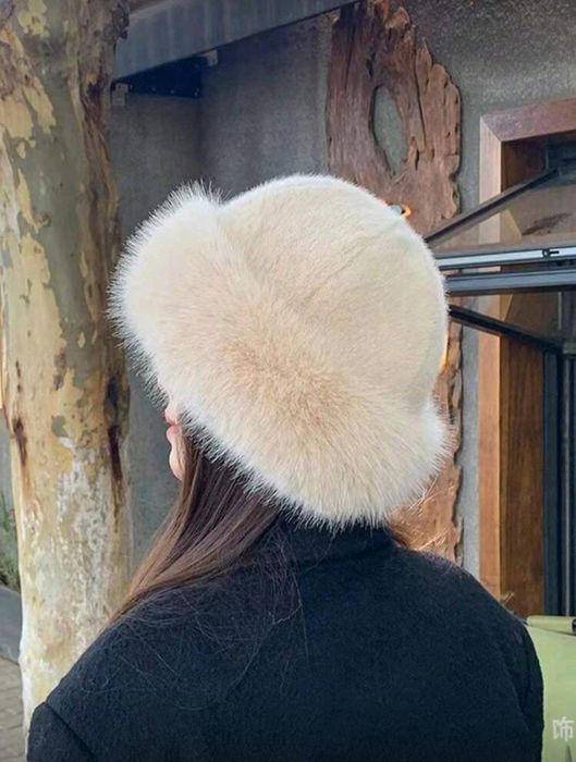 Топли зимни пухкави дамски шапки в бяло или бежово !