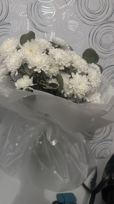 кому надо продаю букеты розы и хризантема