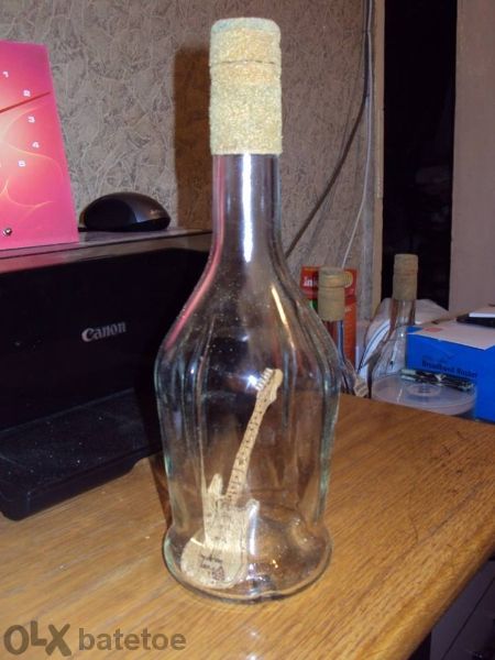 Бутилки с дървени фигури