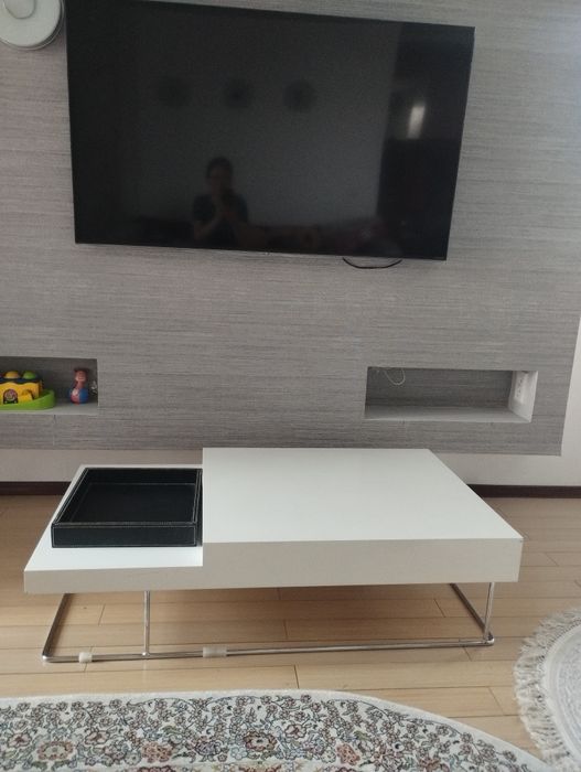 Продается стильный журнальный столик.