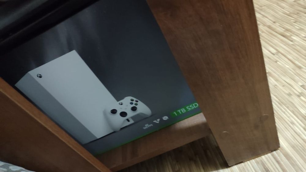Продам Xbox Series X Digital edition (без дисковода)