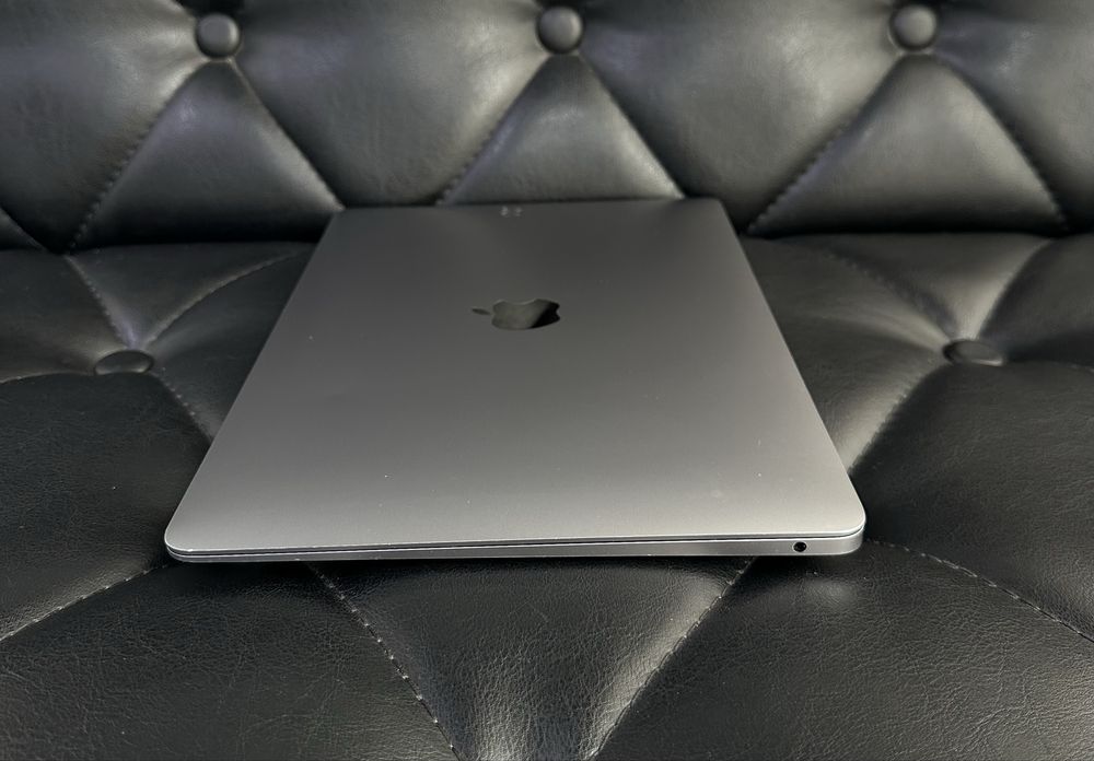 Apple MacBook Air M1 2020 года в хорошем состояние