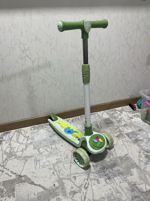 Красивый новый детский самокат
