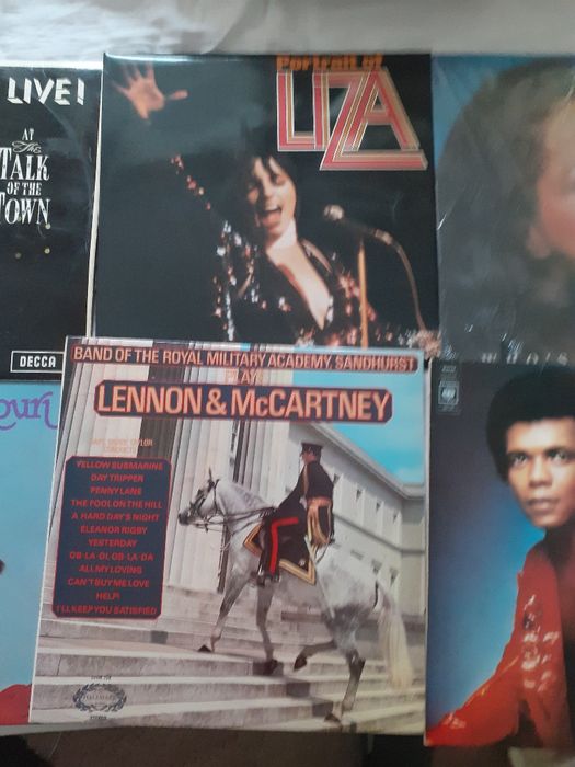 Ptr.pasionați de muzica retro,vând viniluri originale,prov.UK.