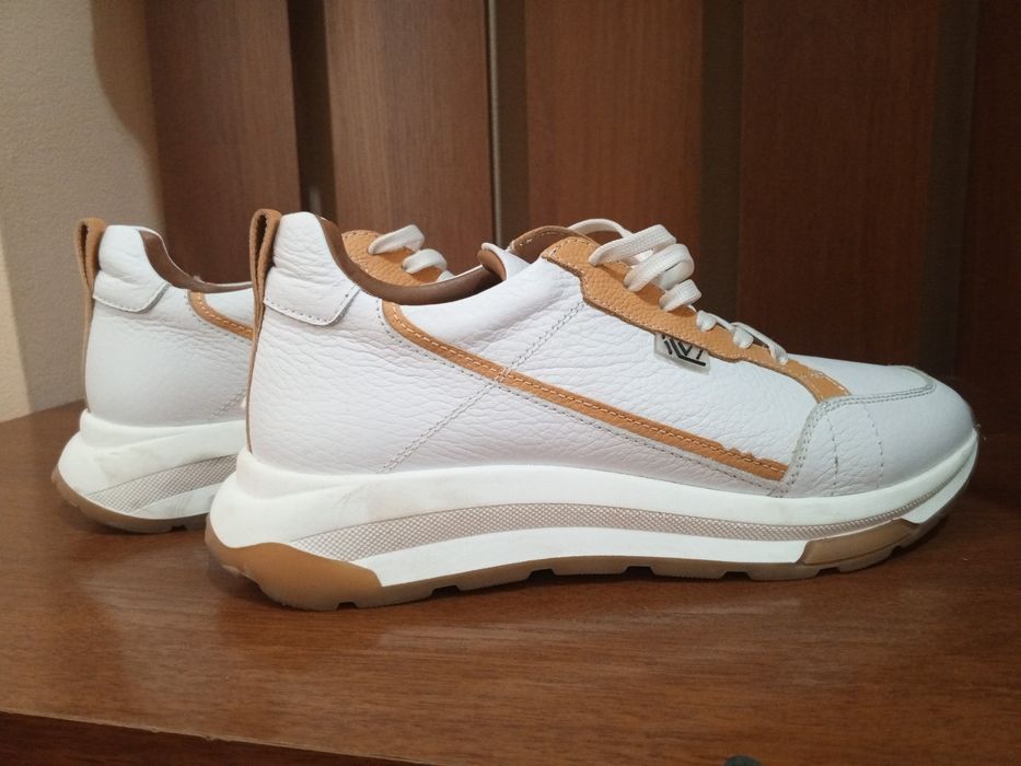 Модный стильный кроссовки