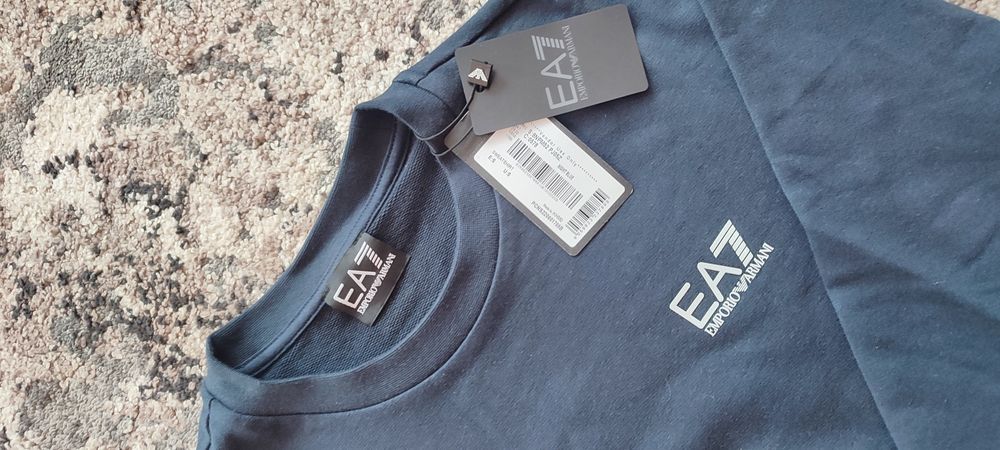 Vând bluza Armani noua