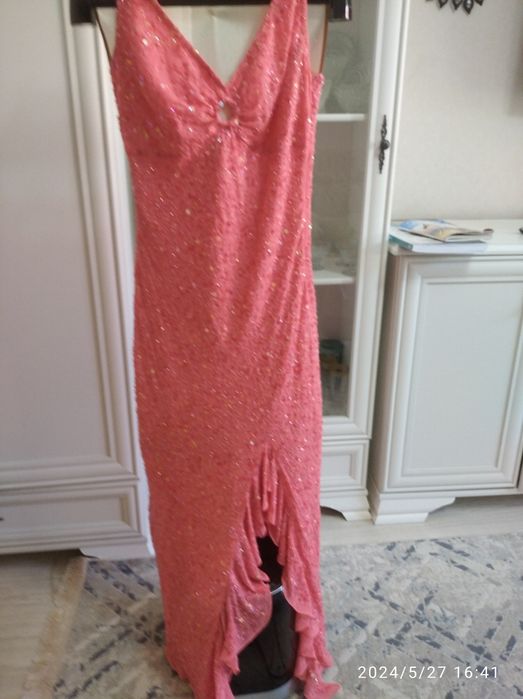 Не дорого фирменное вечернее с паетками платье