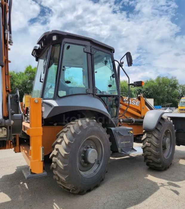 Экскаватор-погрузчик case на крабовом ходу