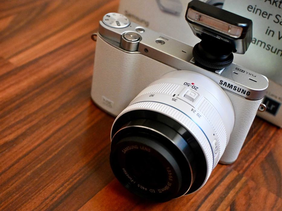 Camera foto mirrorless Samsung NX3000 alb cu obiectiv NX 20-50 II ED