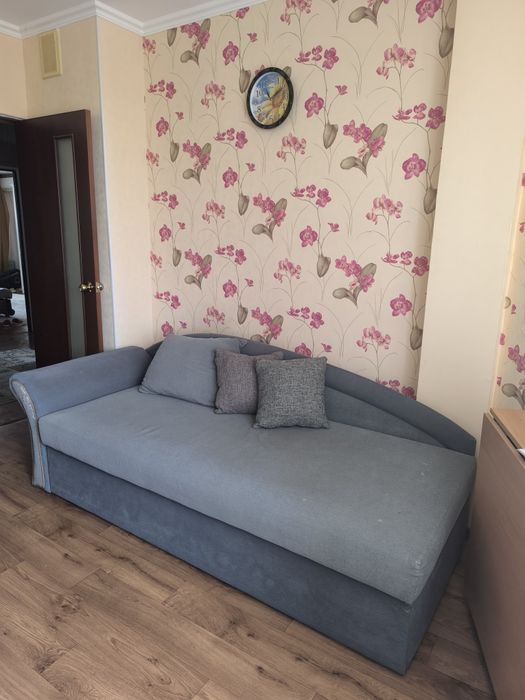 Продам тахту в отличном состоянии.Внизу имеется место для хранения вещ