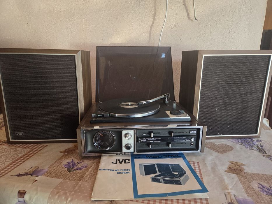 Vând pick-un cu radio JVC