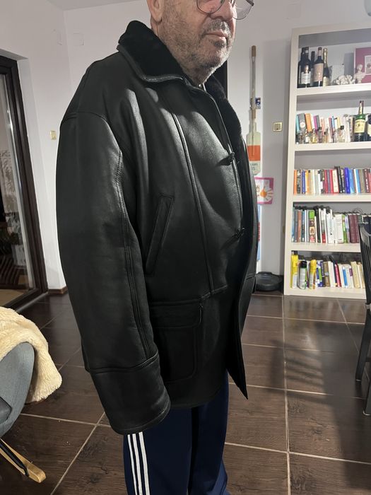 Haină de bărbați din piele întoarsă cu blană