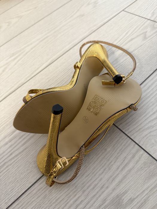 Sandale aurii elegante