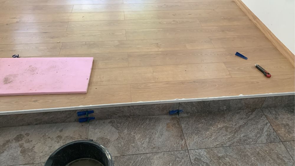 Executăm lucrări complete de amenajări interioare pentru apartamente, case și spații comerciale, cu seriozitate, calitate și atenție !