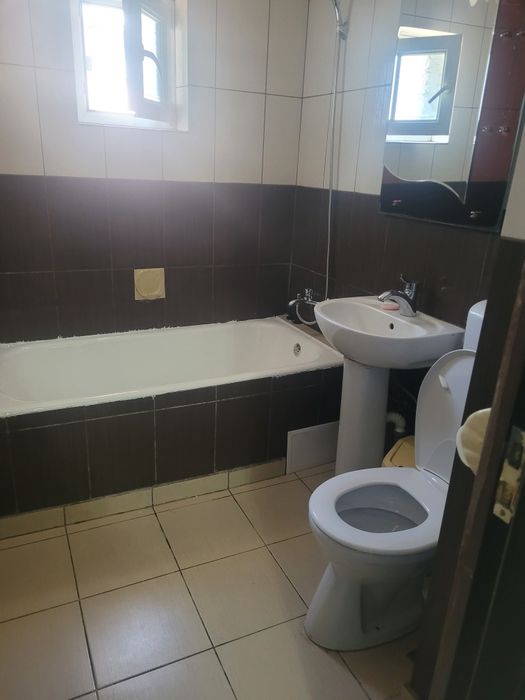 Ofer spre închiriere apartament 3 camere în Tg Jiu  vizavi de Mool, pe termen lung s-au regim hotelier