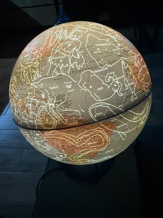 Светещ глобус Ден и нощ