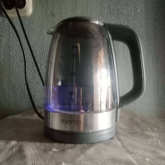 Продам два электрочайника и простой.