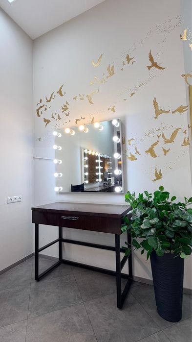 Столик и зеркало для визажиста