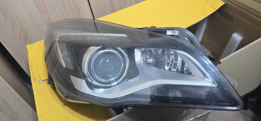 Far Bi-Xenon Opel Insignia Model A 2014, parte dreapta