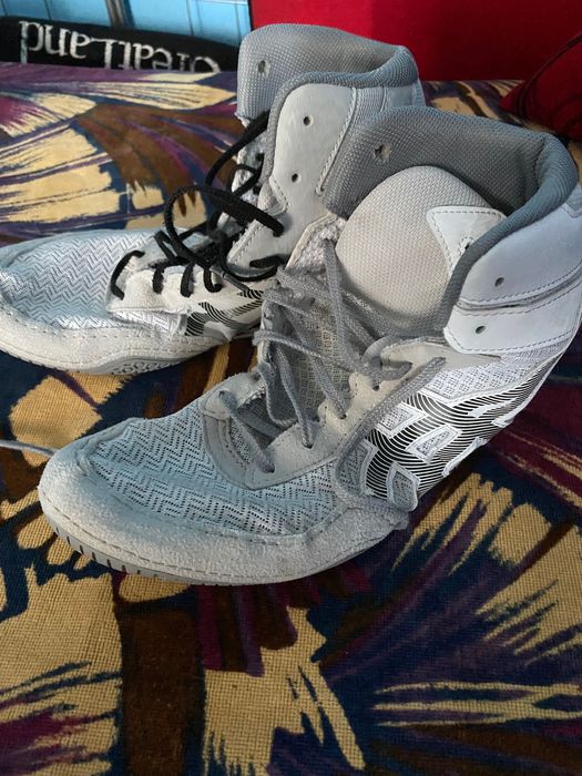 Продавам борцовки ASICS