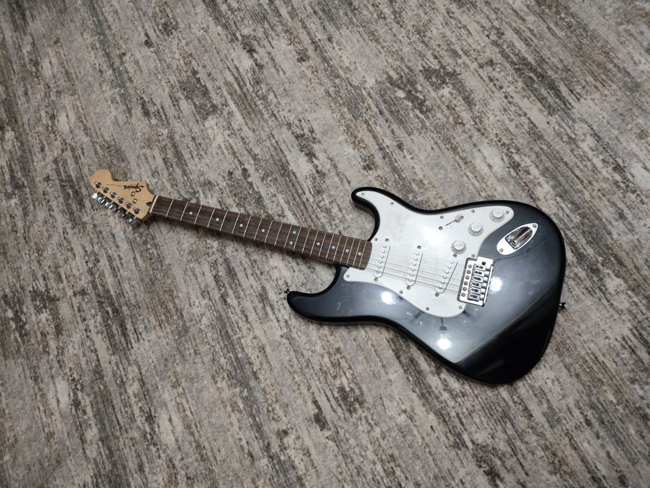 Практически новый Squier stratocaster