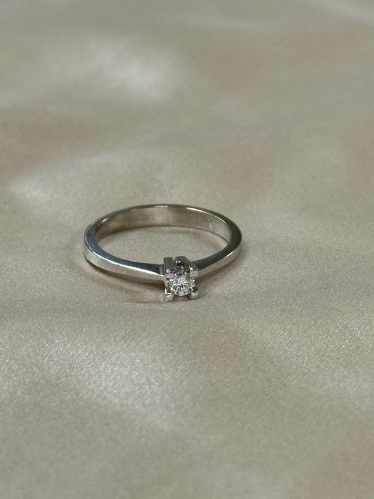 Золотое кольцо с бриллиантом