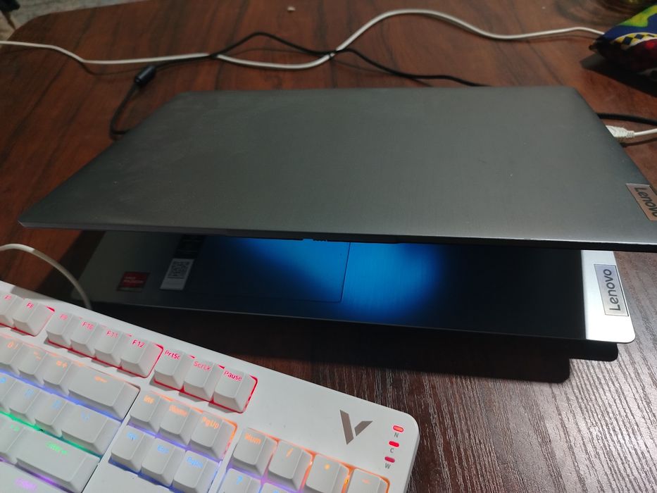 Lenovo ideapad 3 8/256ssd + 1tb hard