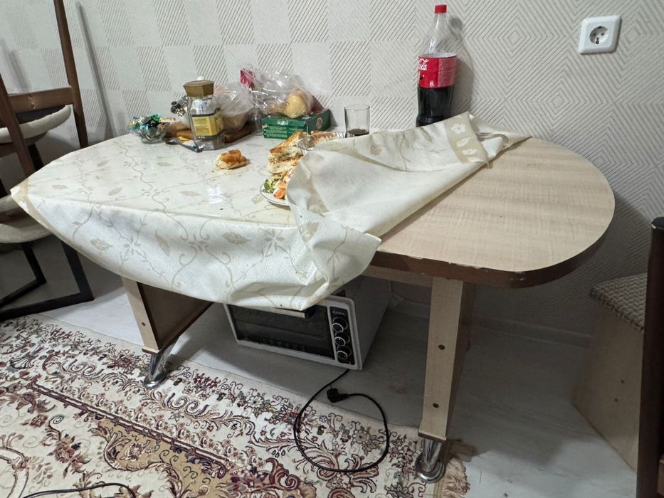 Кухонный стол с табуретками