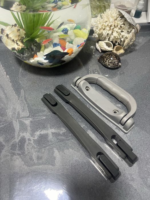 Телескопическая выдвижная ручка и другие ручки для чемодана.