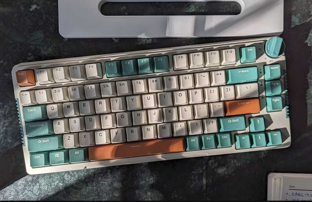 Tastatura mecanica Royal Kludge folosita f putin, la cutie