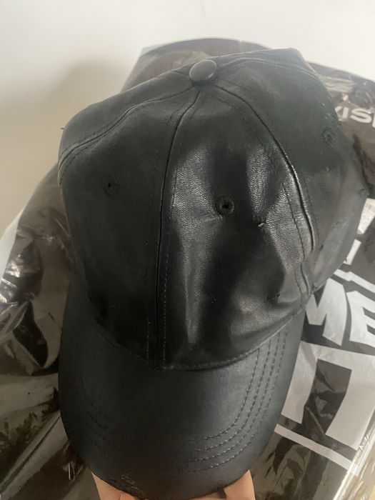 Черна кожена шапка