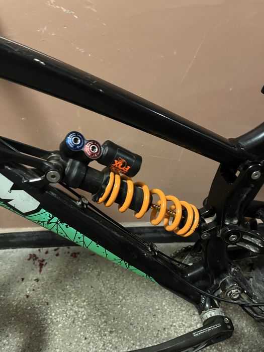 Продавам колелo DH и каска