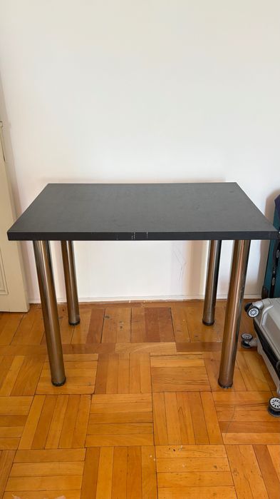Masă solidă cu blat negru și picioare rezistente din metal