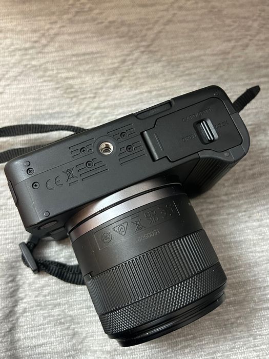 СРОЧНО! Продаю камеру Canon EOS R50 V Kit