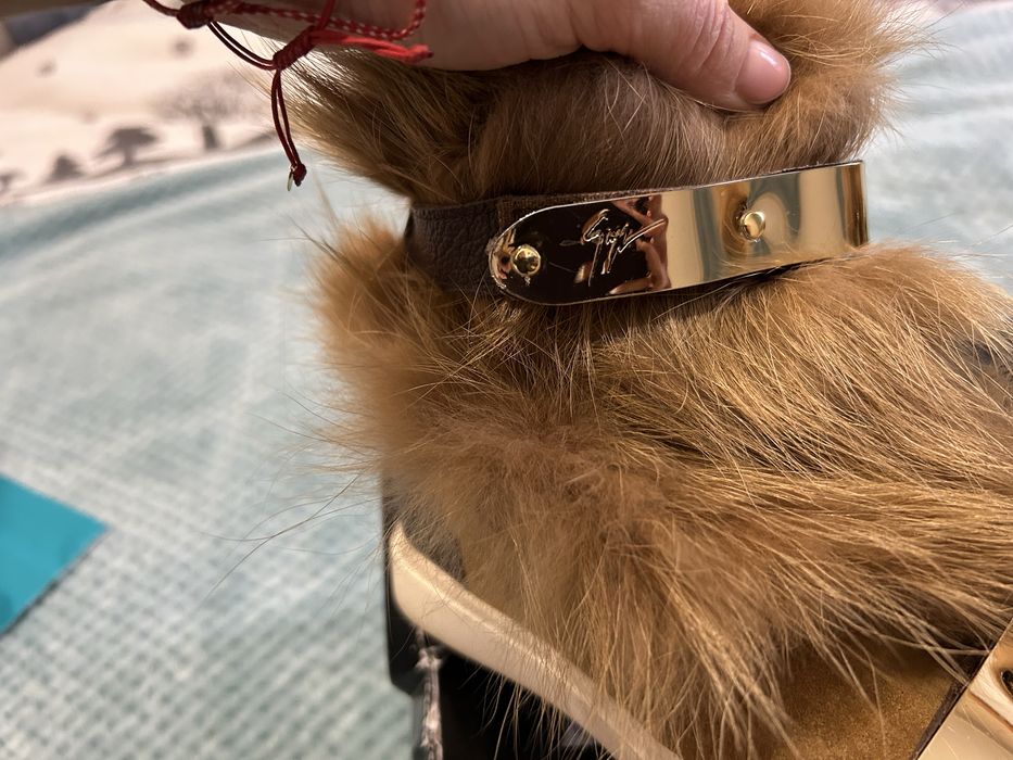 Обувки с естествен косъм