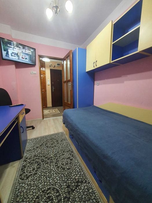 Închiriez apartament 2 camere + living ( transformat), cartier Rogerius