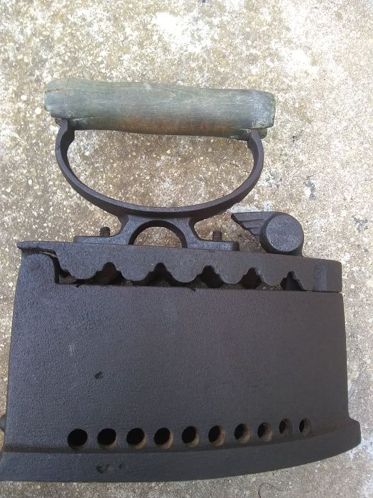 Стара ютия на въглища